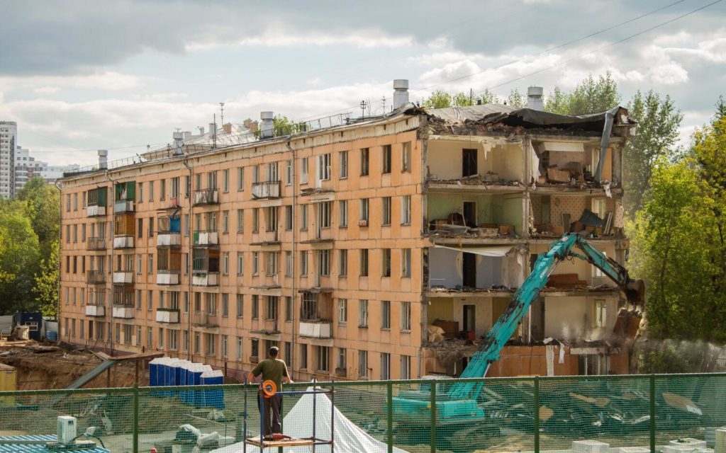 Москва на 50% выполнила годовой план по сносу домов по реновации :: Город :: РБК Недвижимость